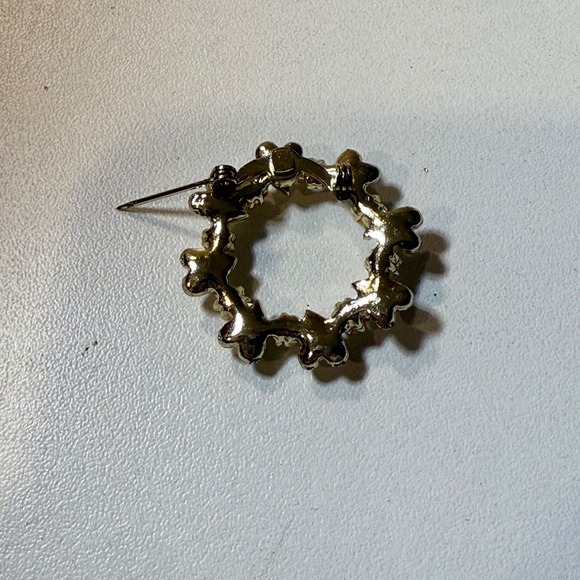 Wreath Brooch Gold Tone‎ Floral Pearls Red Rhinestones Pin Jewelry - Picture 3 of 3
